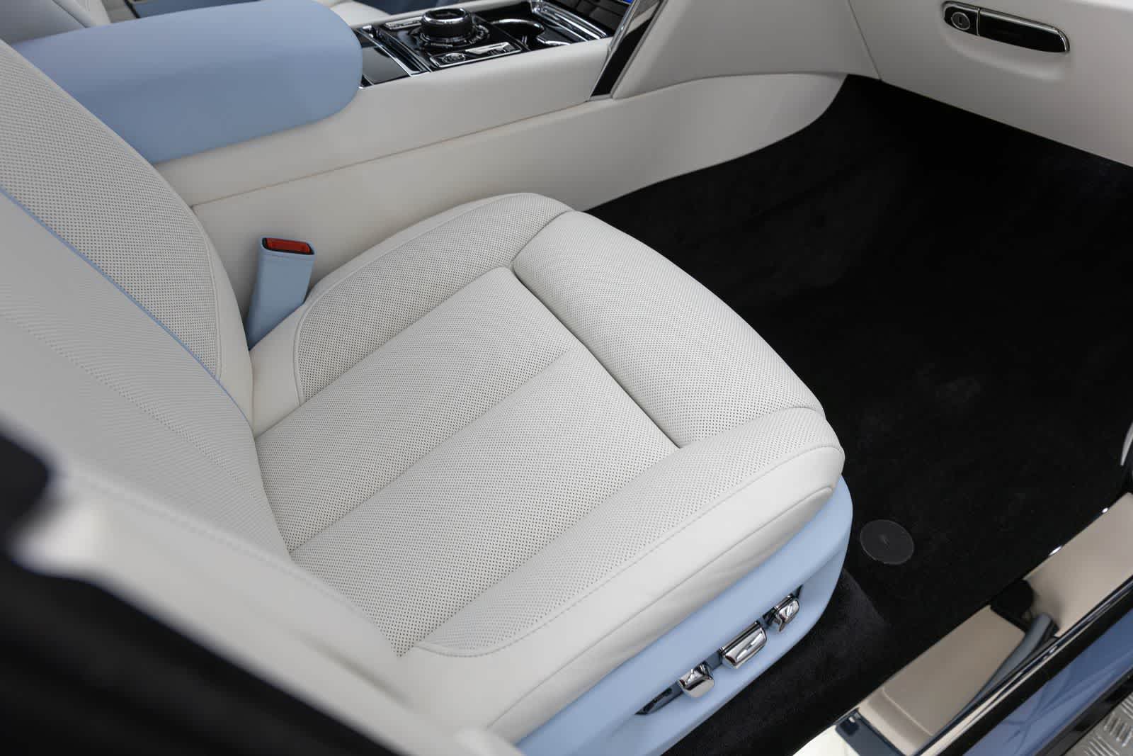 Rolls-Royce Cullinan 2027 