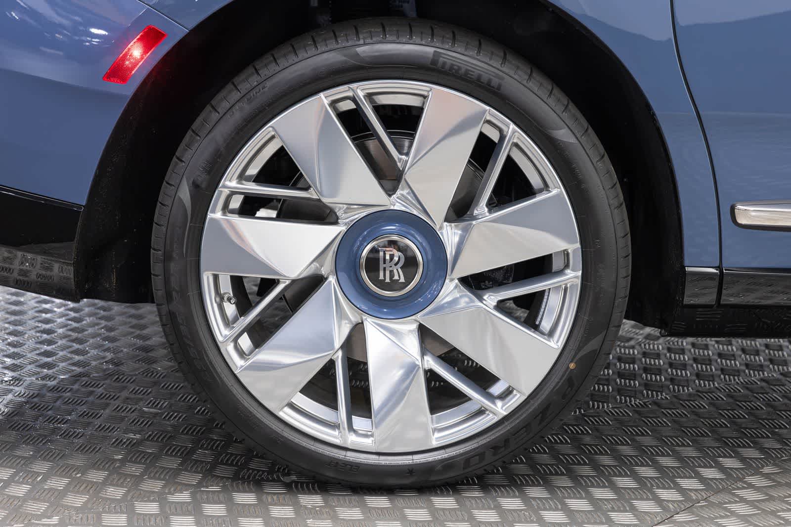 Rolls-Royce Cullinan 2027 