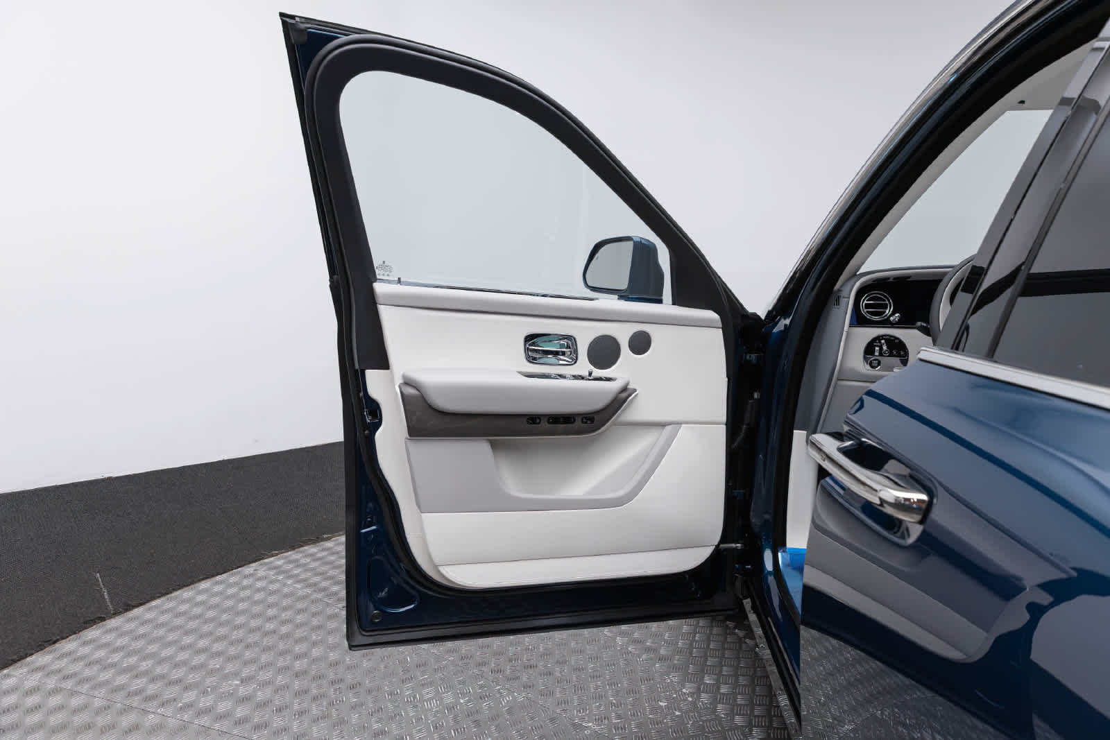 Rolls-Royce Cullinan 2027 