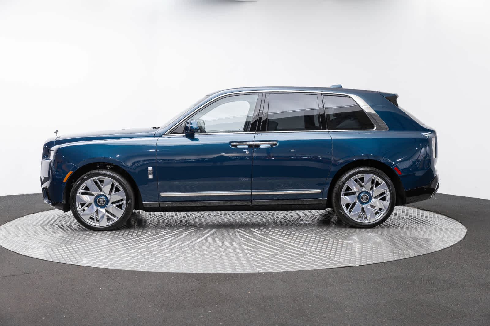 Rolls-Royce Cullinan 2027 