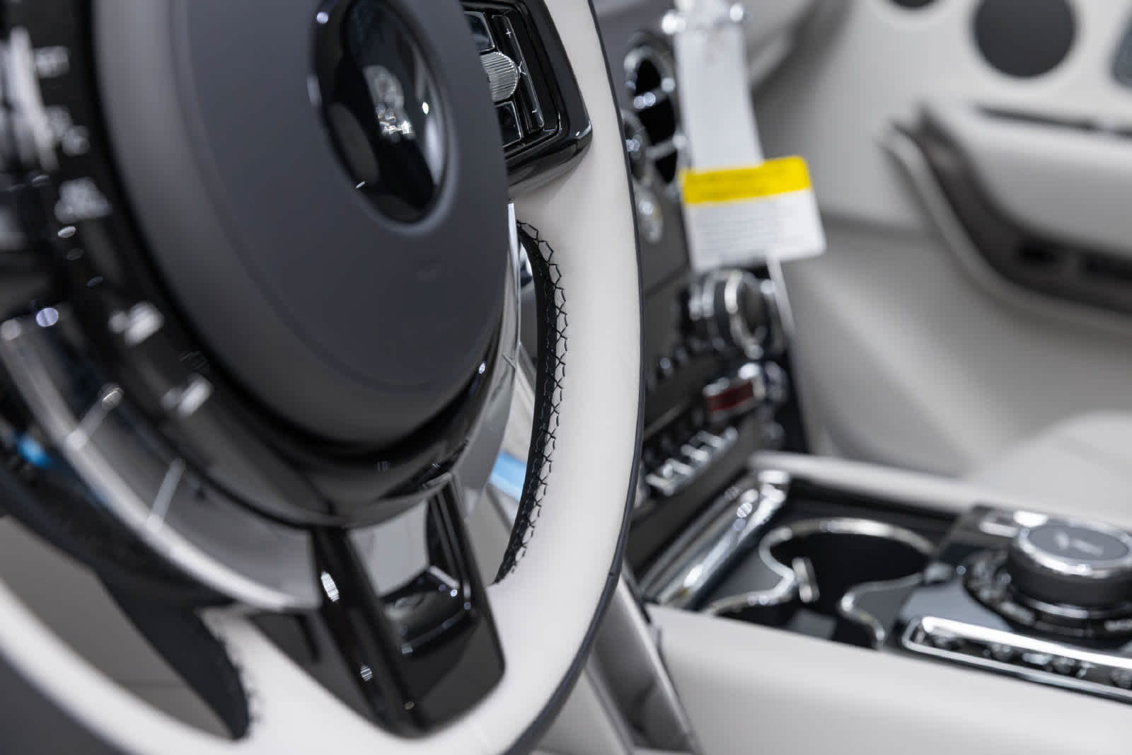 Rolls-Royce Cullinan 2027 