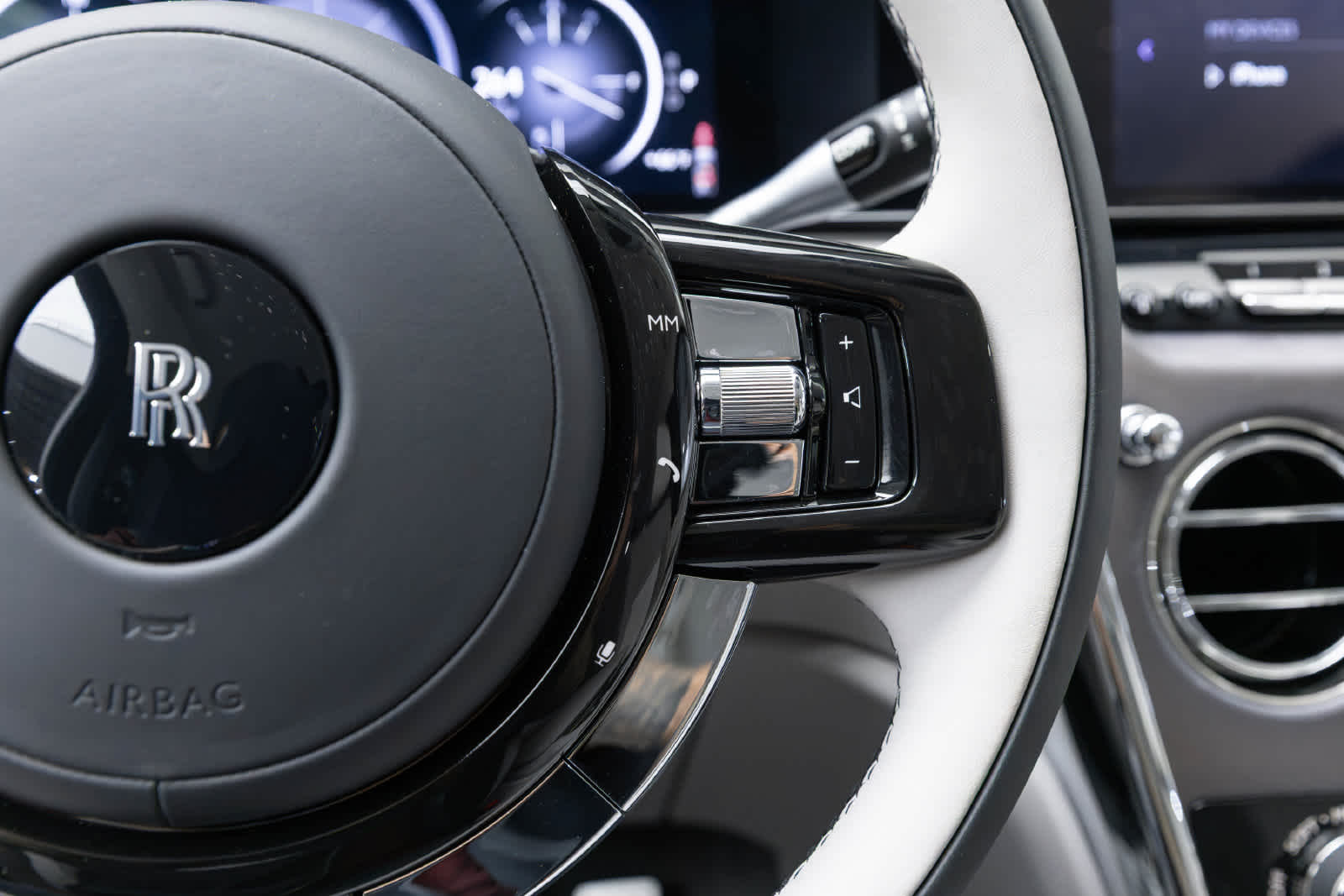 Rolls-Royce Cullinan 2027 