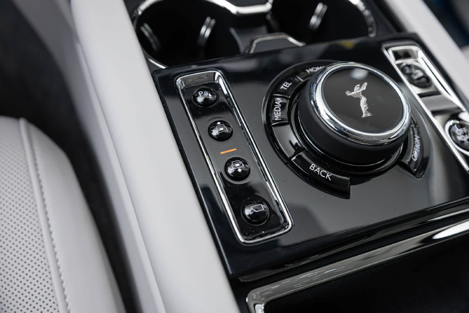 Rolls-Royce Cullinan 2027 