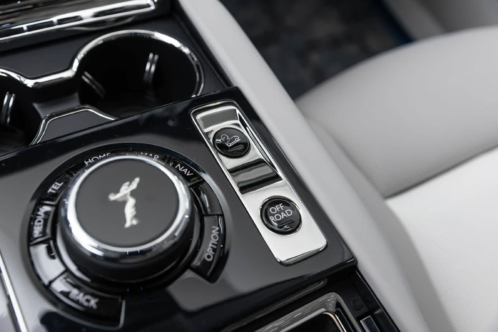 Rolls-Royce Cullinan 2027 