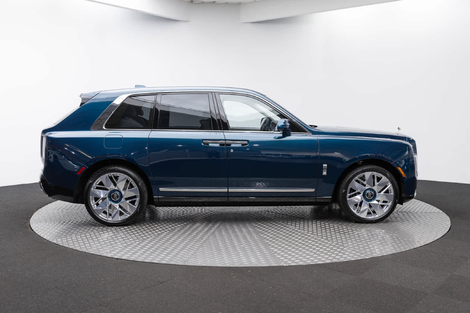 Rolls-Royce Cullinan 2027 