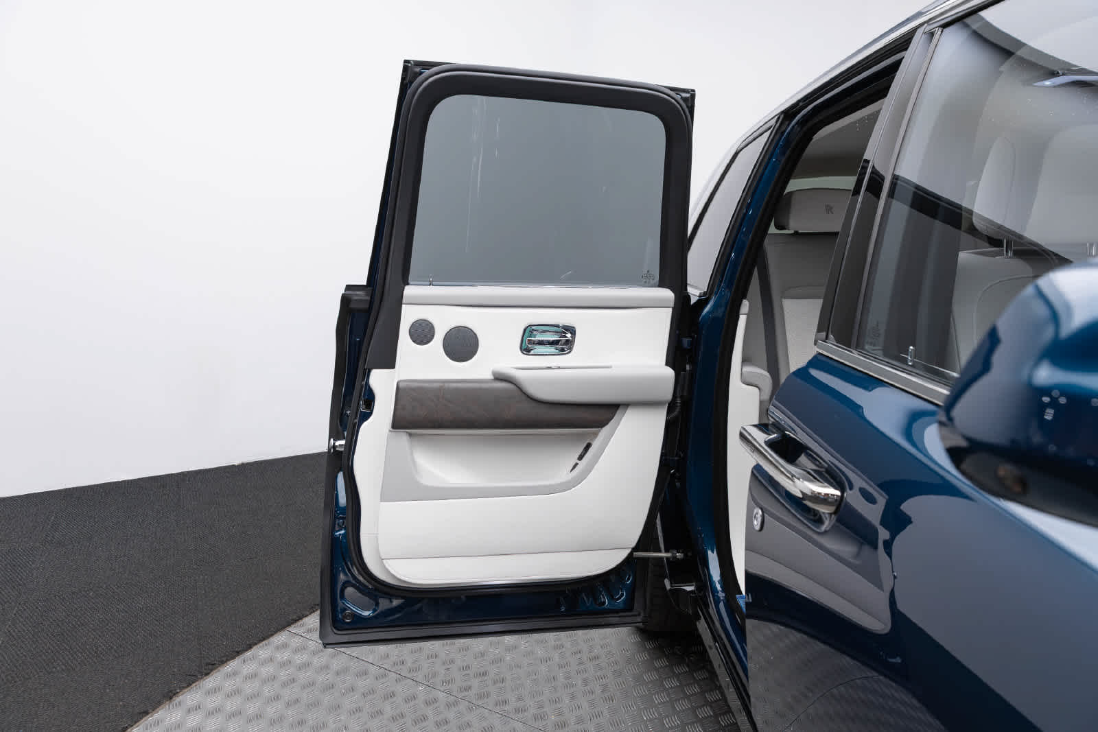 Rolls-Royce Cullinan 2027 