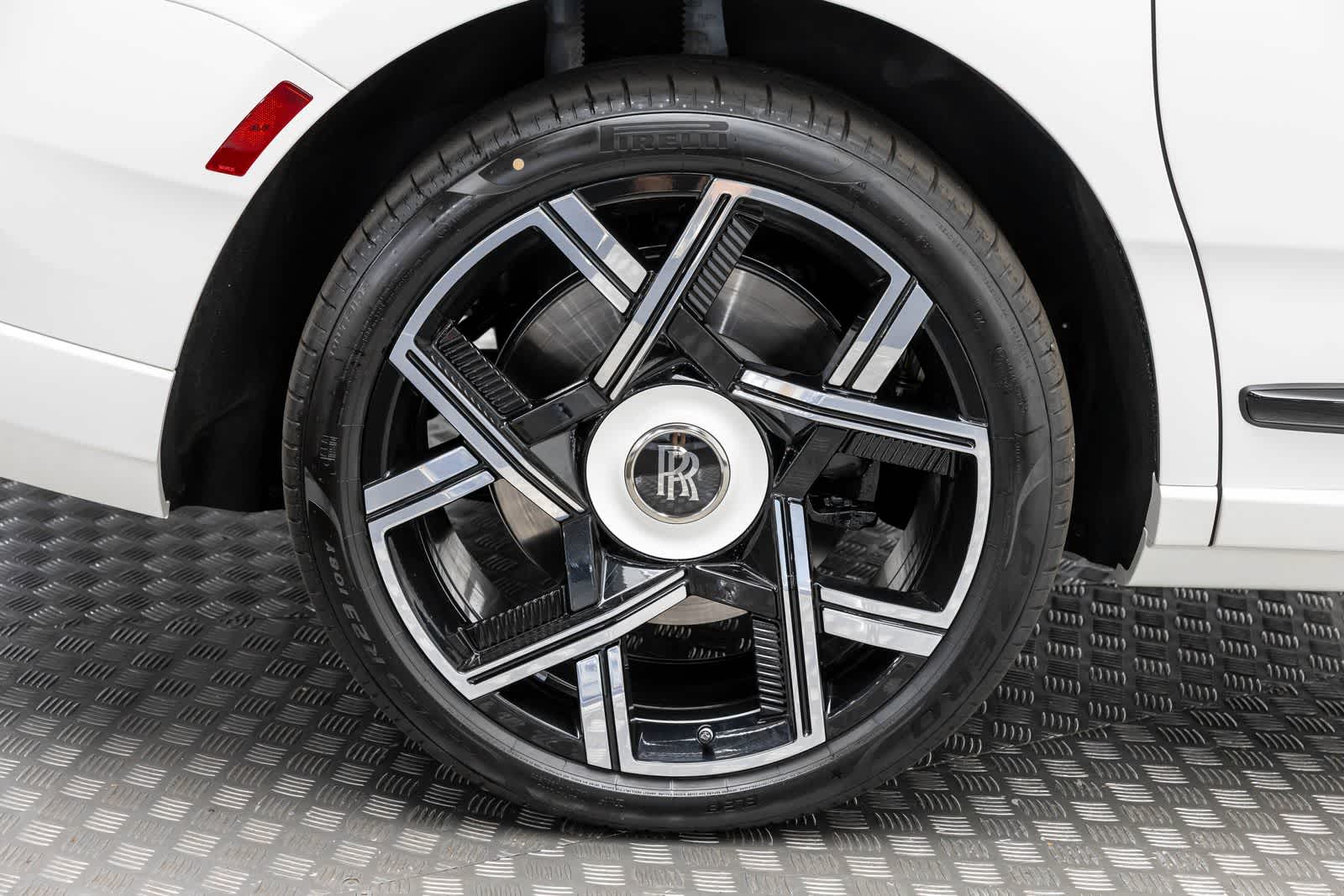 Rolls-Royce Cullinan Black Badge 2027