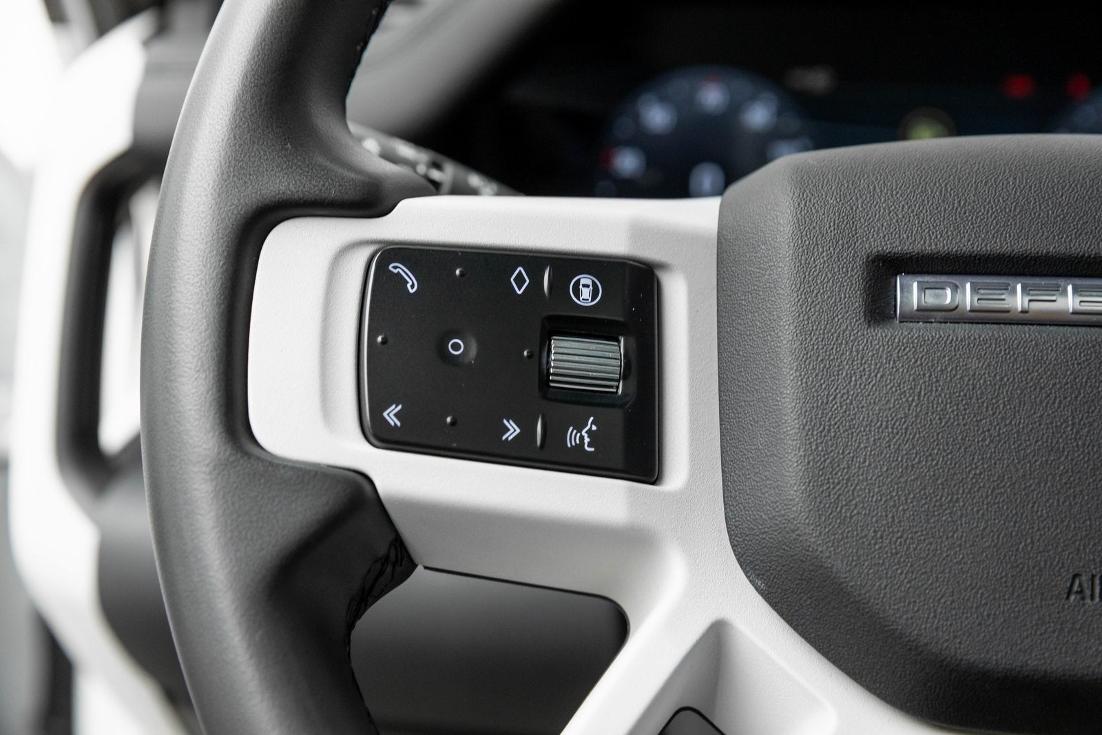 Land Rover Defender S 2025