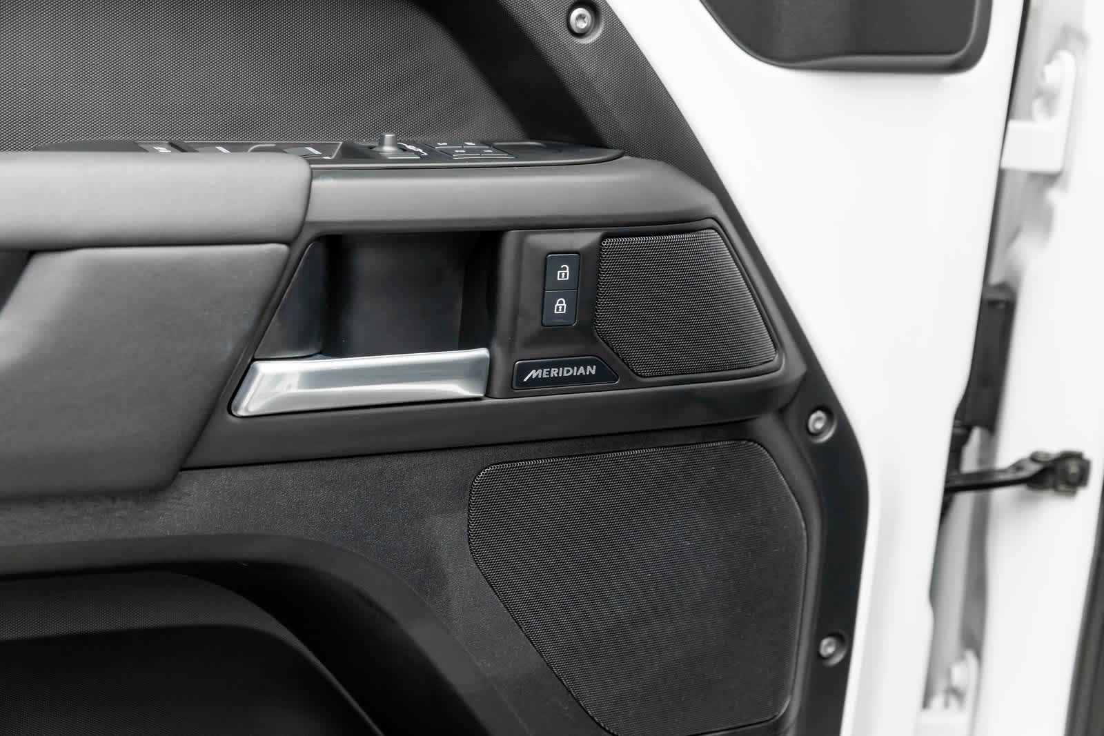 Land Rover Defender S 2025