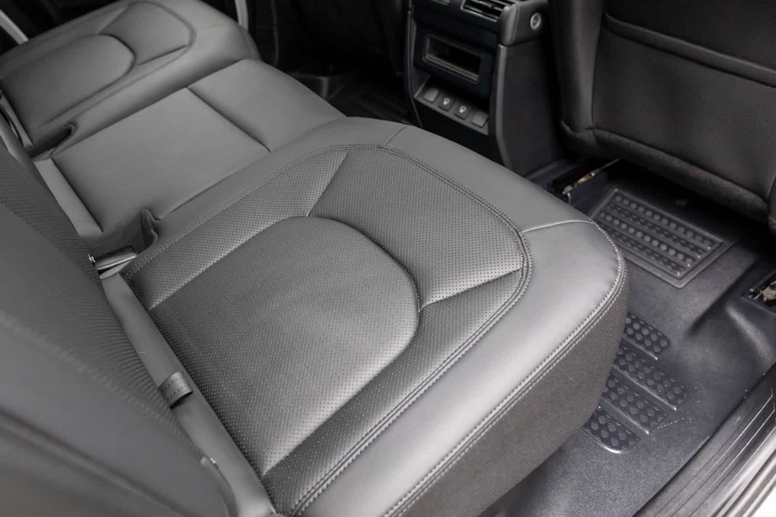 Land Rover Defender S 2025