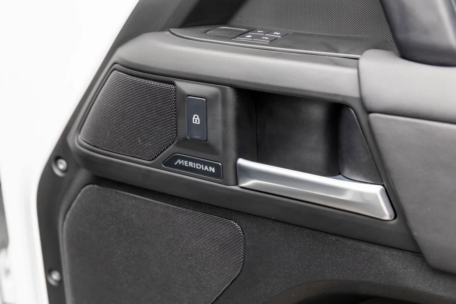 Land Rover Defender S 2025