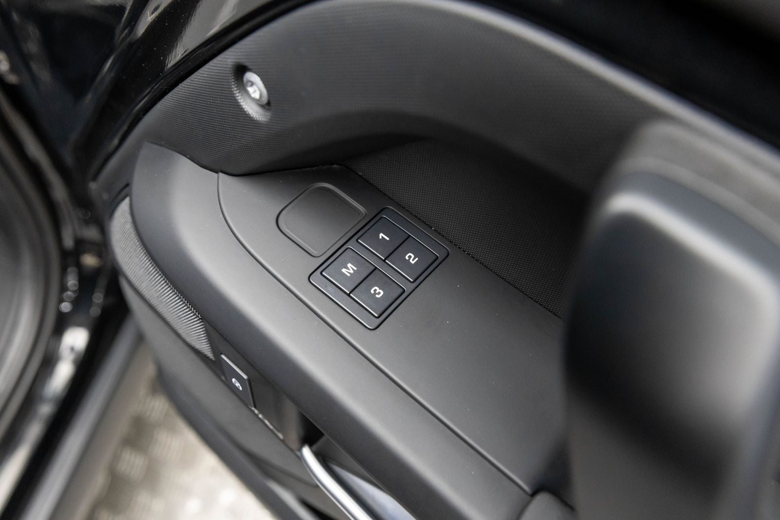 Land Rover Defender S 2025