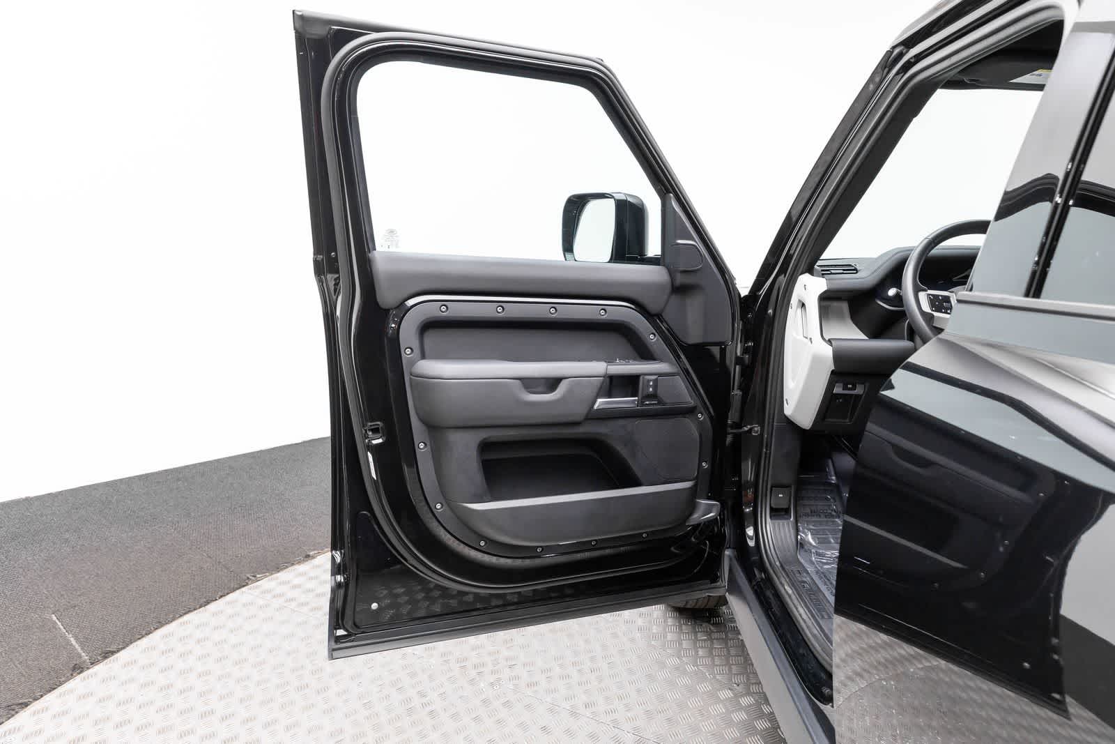 Land Rover Defender S 2025