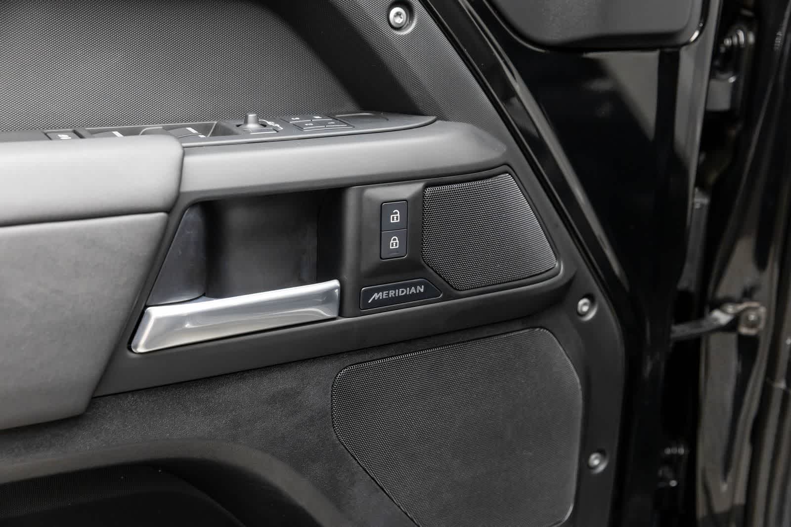 Land Rover Defender S 2025