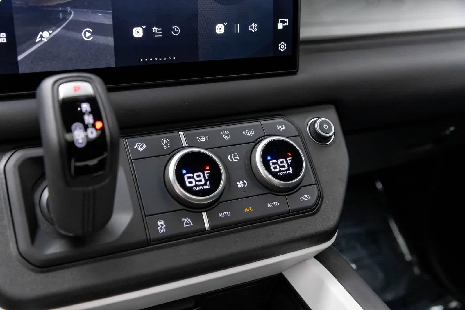 Land Rover Defender S 2025