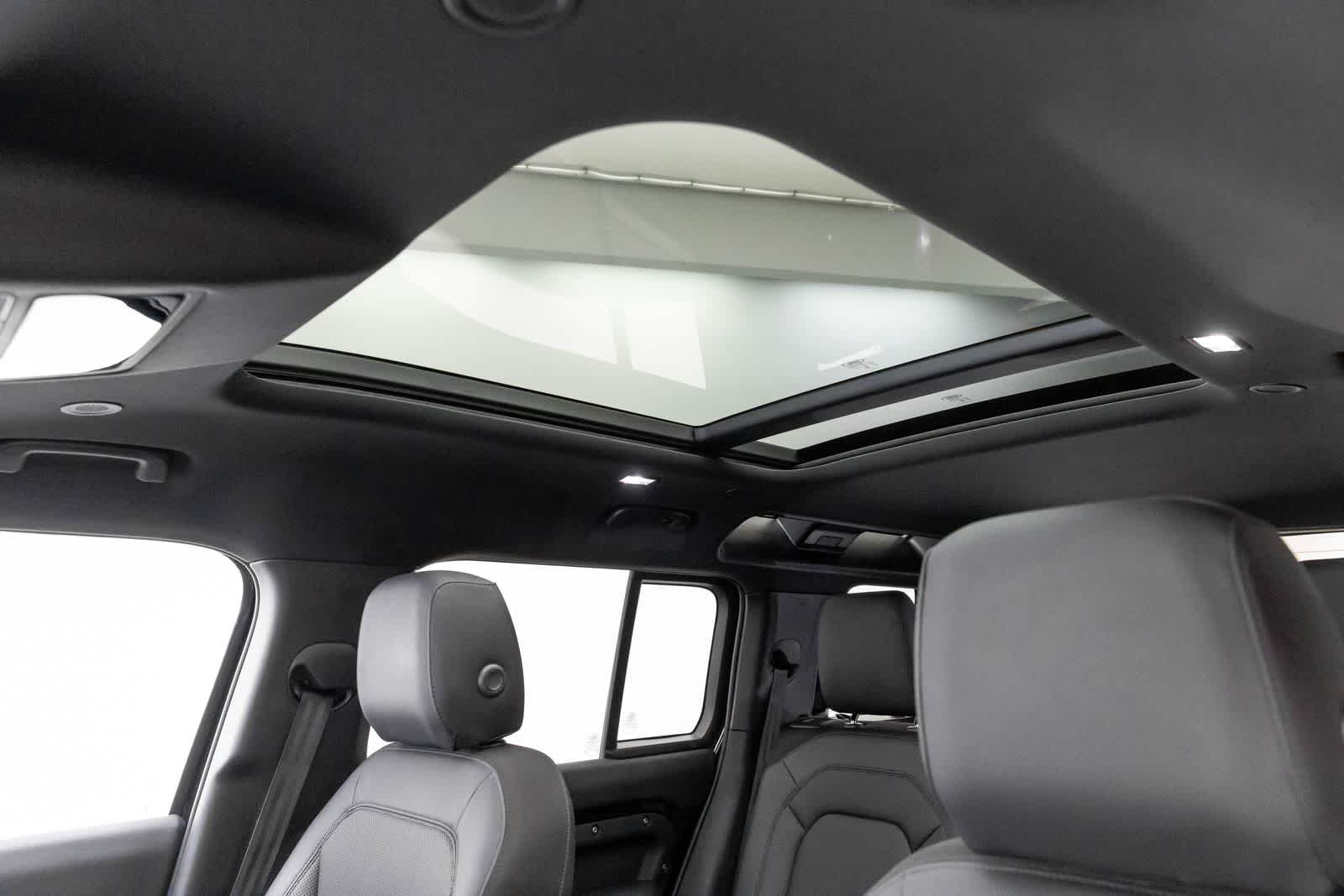 Land Rover Defender S 2025