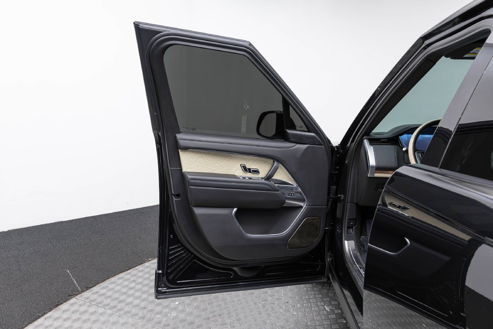 Land Rover Range Rover SV 2025