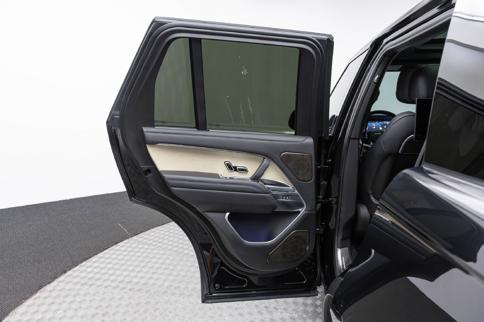 Land Rover Range Rover SV 2025
