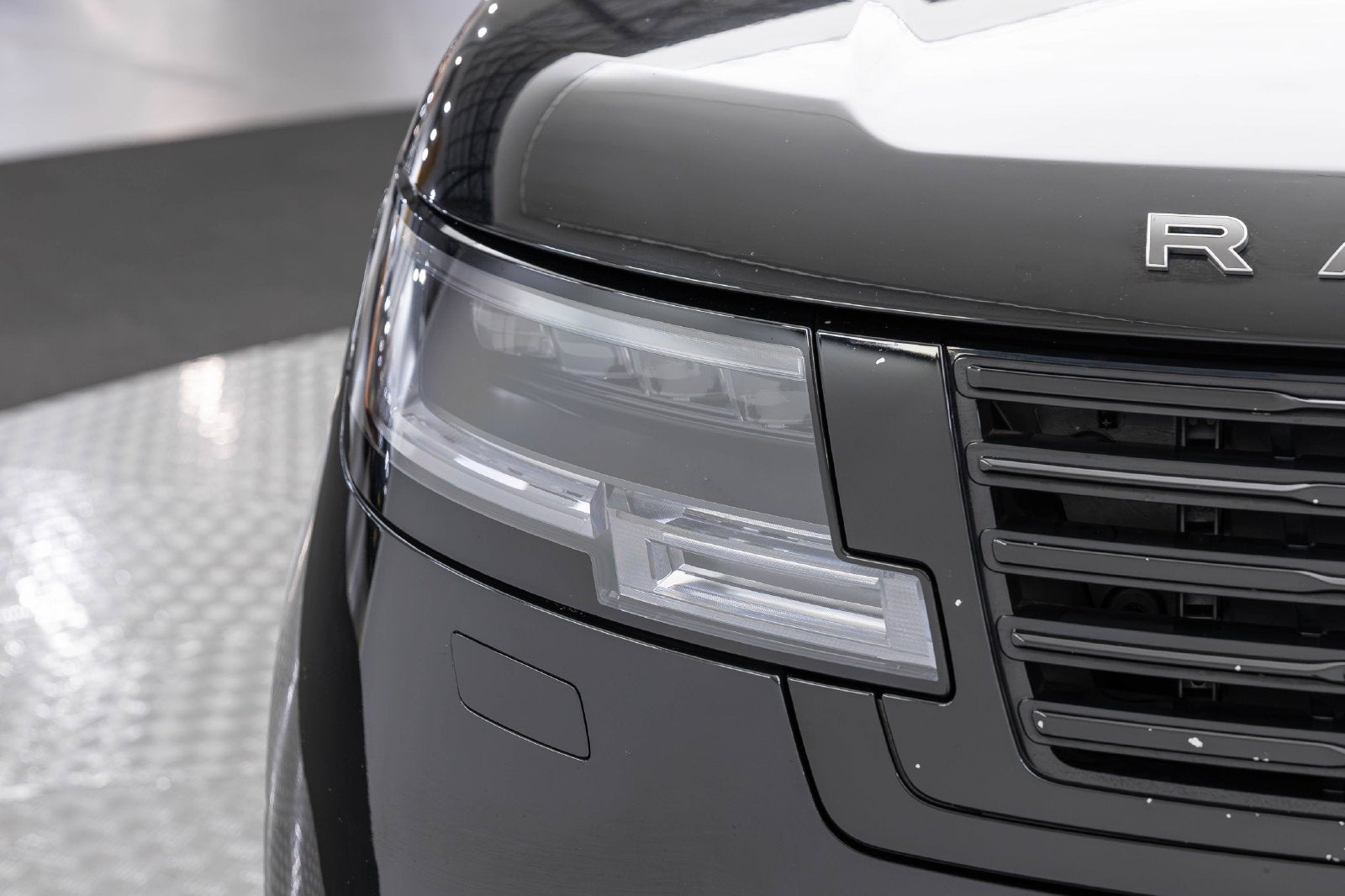 Land Rover Range Rover SV 2025