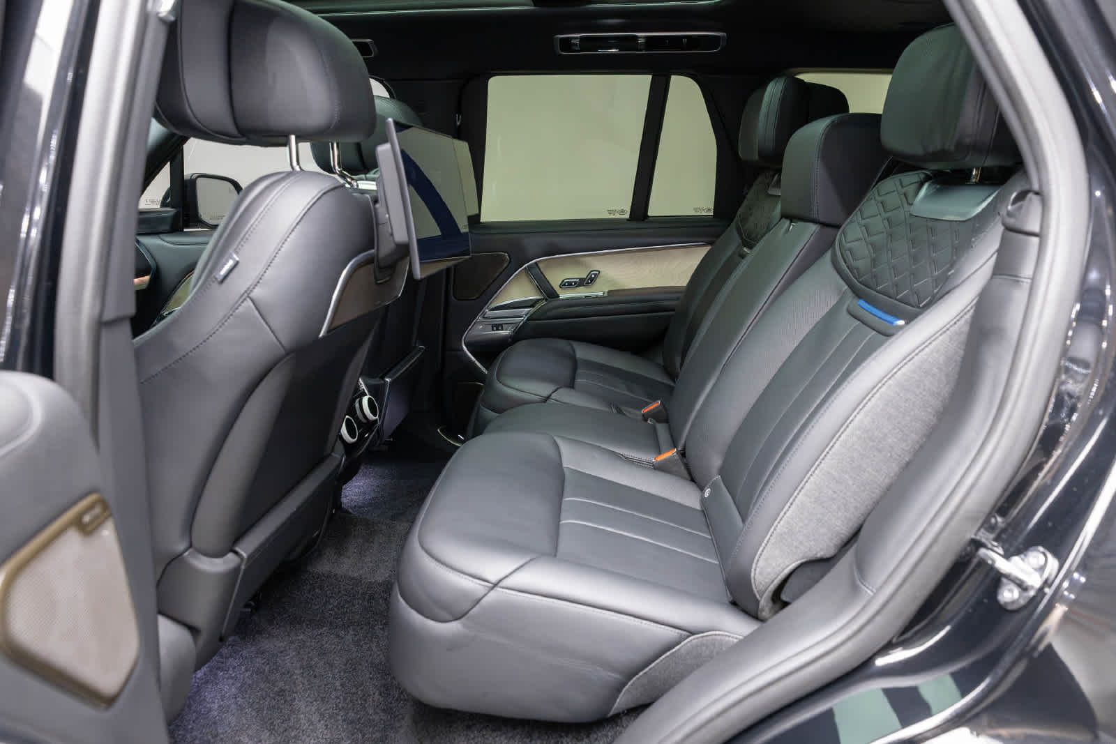 Land Rover Range Rover SV 2025