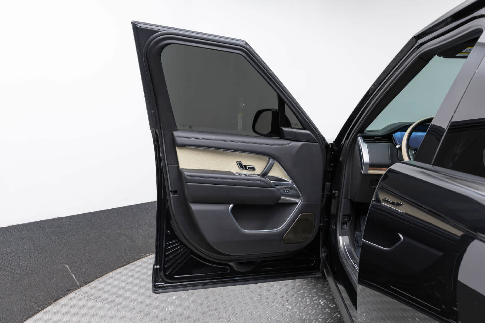 Land Rover Range Rover SV 2025