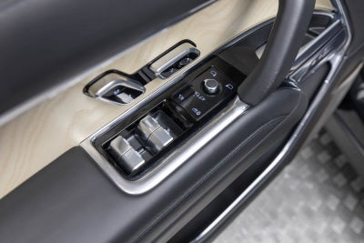 Land Rover Range Rover SV 2025