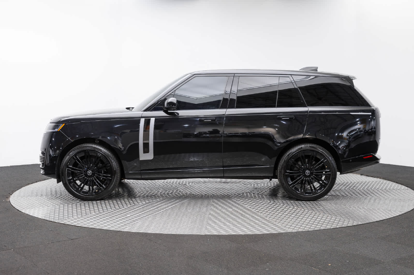 Land Rover Range Rover SV 2025