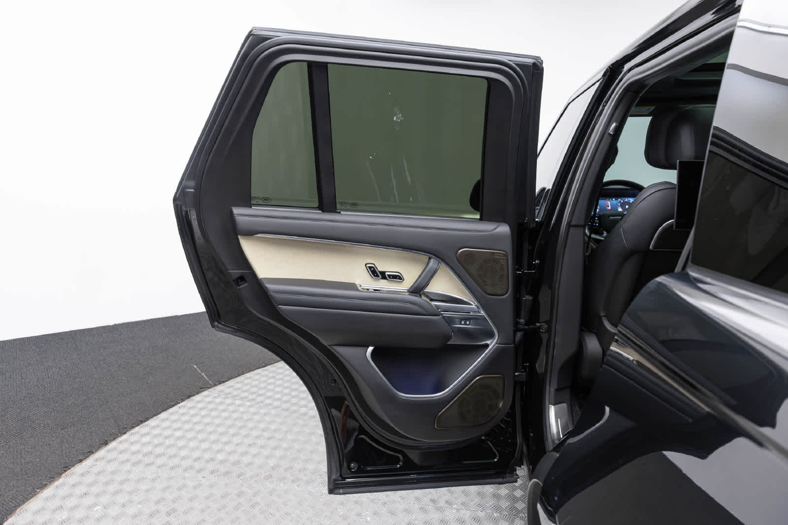 Land Rover Range Rover SV 2025