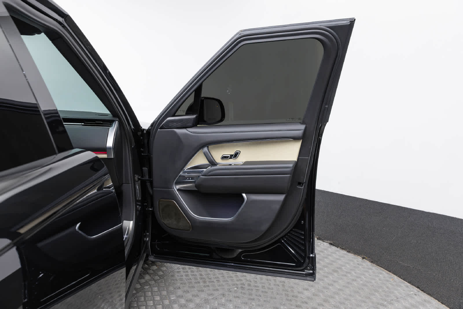 Land Rover Range Rover SV 2025