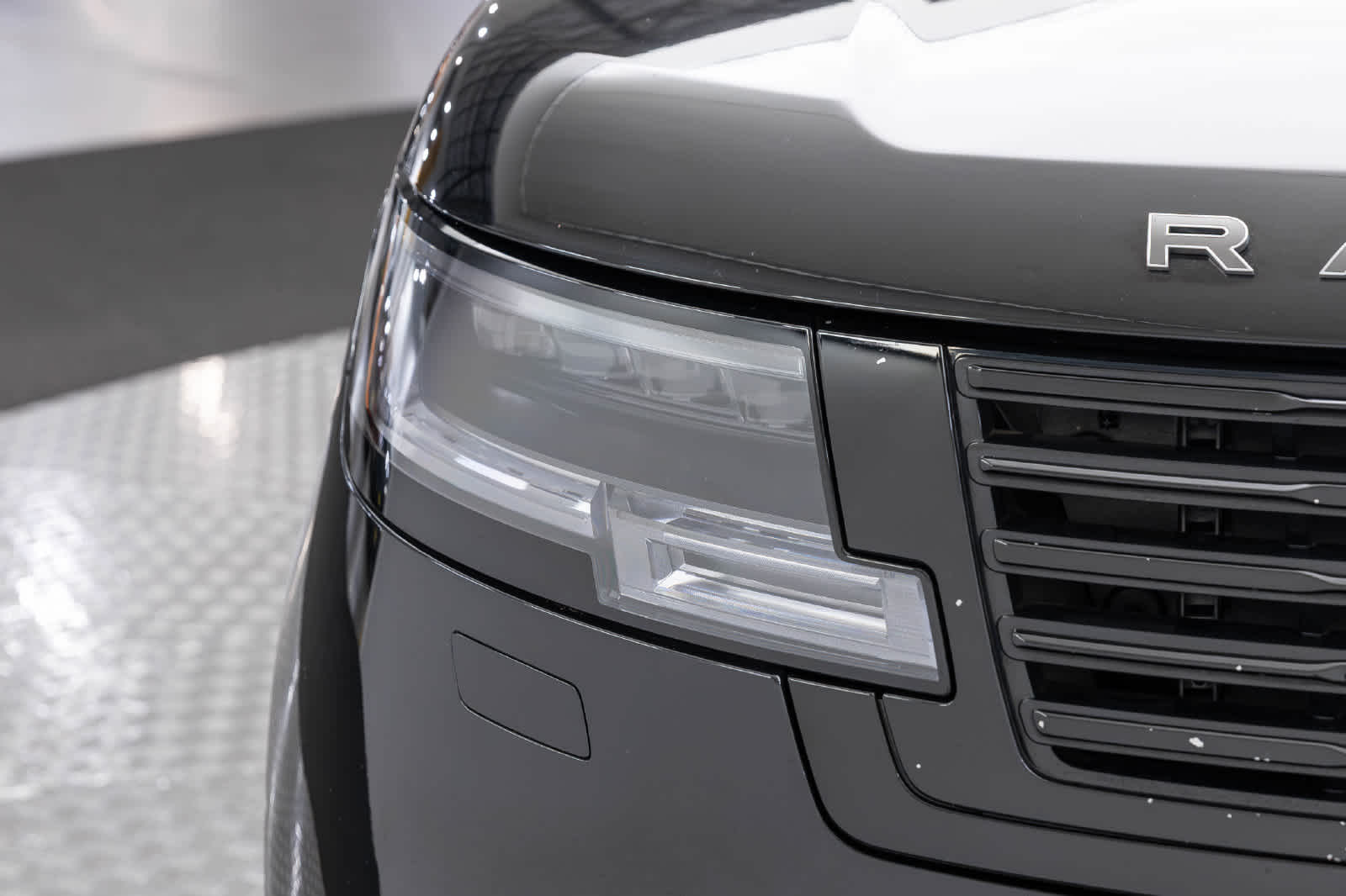 Land Rover Range Rover SV 2025