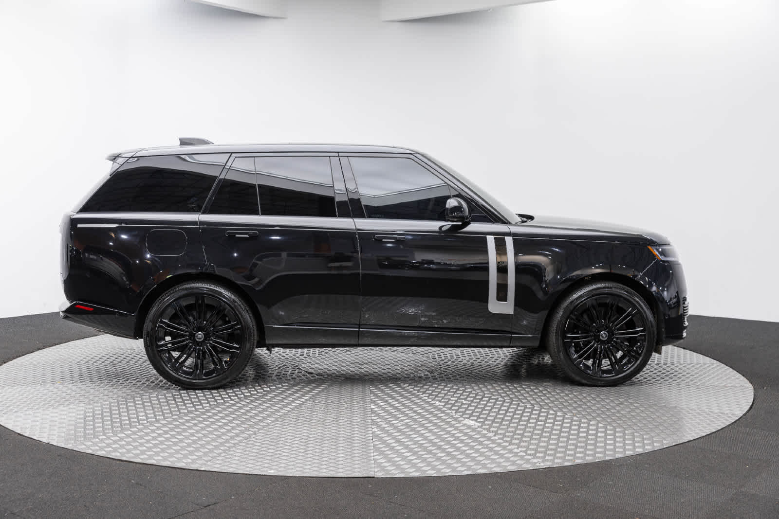 Land Rover Range Rover SV 2025
