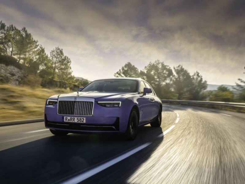 Un Rolls-Royce Ghost circulando por la carretera